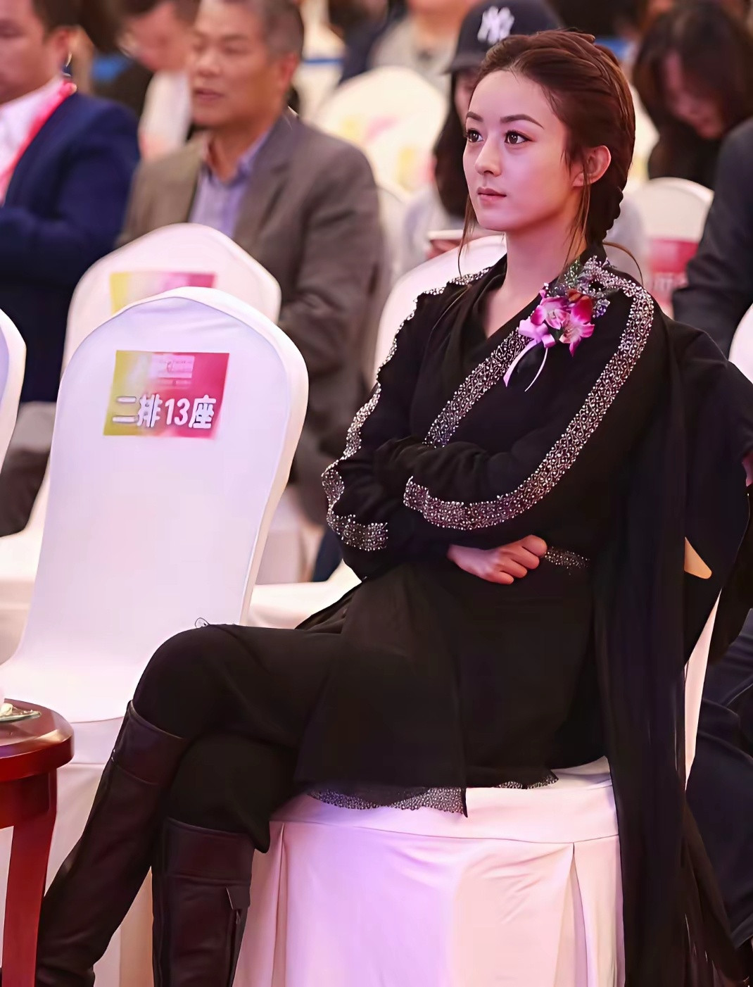 我还记得当年赵丽颖因为穿了这身衣服去领奖被群嘲，说其她女星都穿着漂亮的高定礼服，