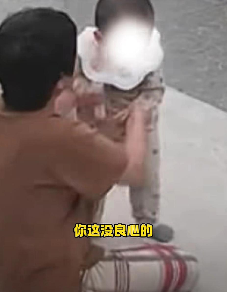 婆婆嫌孙子只会叫爸妈不会叫奶奶，被奶奶说：“到底像谁呀嘴巴这么笨！你爸爸小时候可