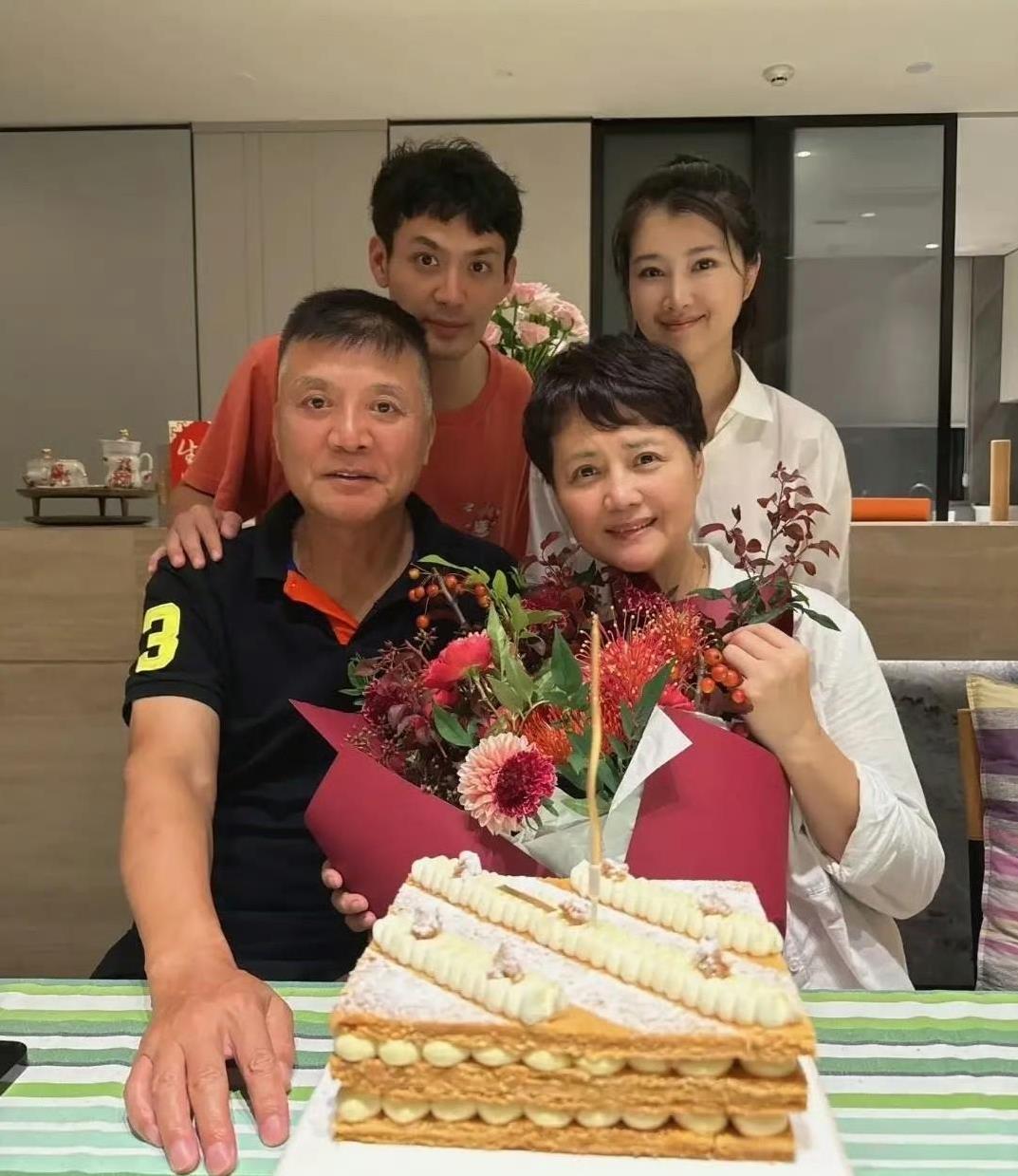 茹萍老师59岁状态不错啊，自然衰老！全家福好温馨，儿女双全真是幸福满屏。刘之
