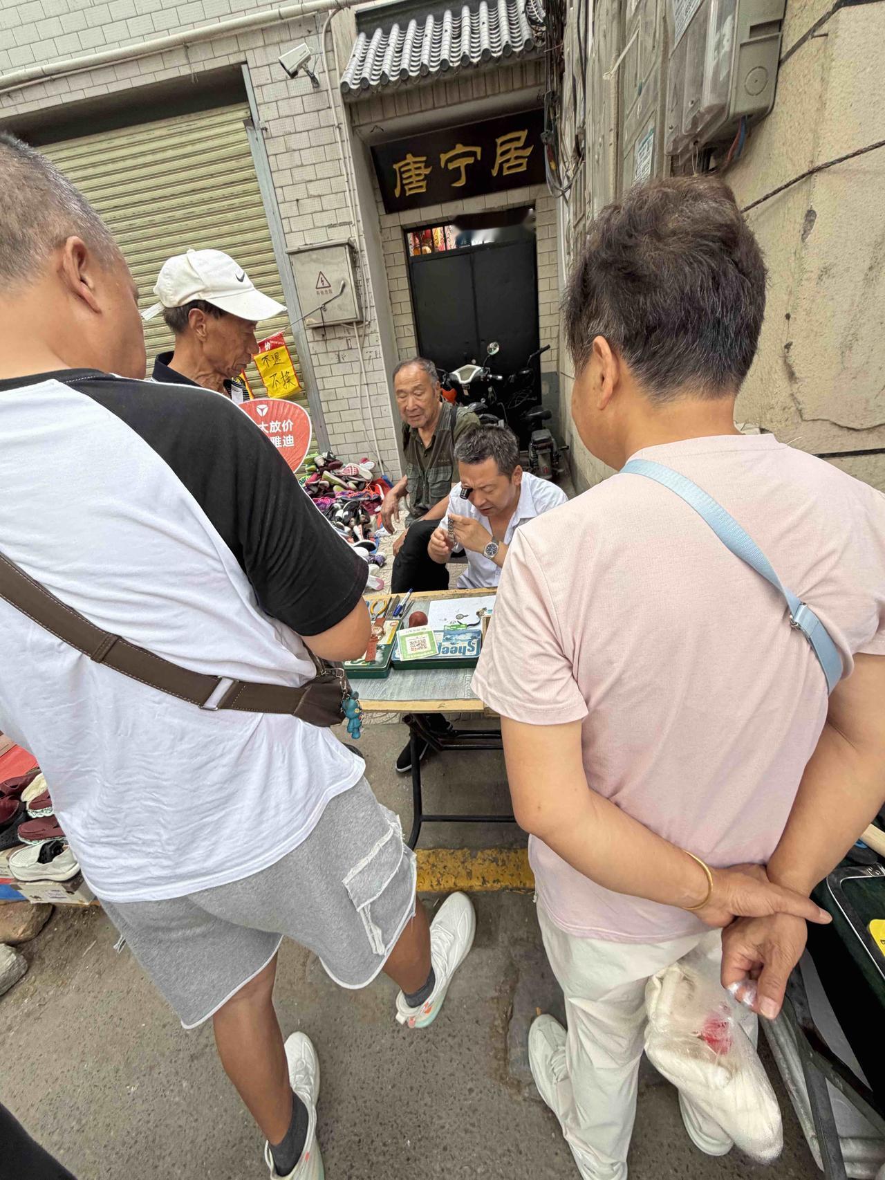 前不久，我逛西安档子，走到西仓西巷时，看到路边一家修理手表的摊点，围着不少顾客，