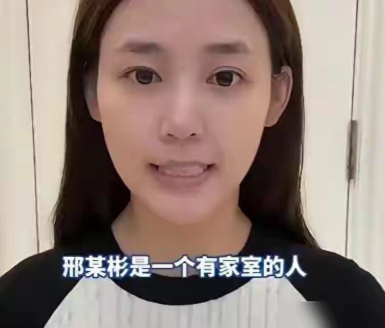 被爆出“要么陪我一年，要么坐20年牢”的千万打赏诈骗案女主播魏莹从2000万粉丝掉到6000多粉。榜