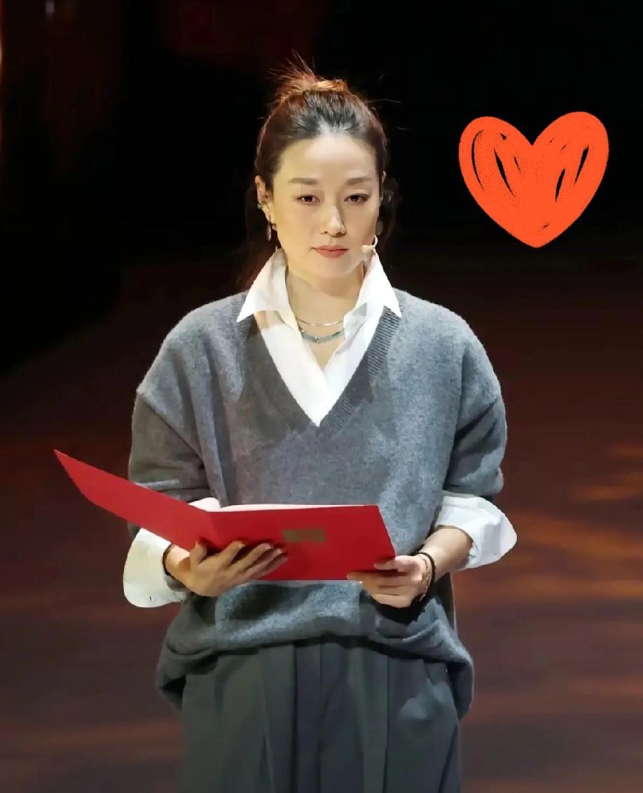 说句大实话，看到马伊琍素颜回上戏那张照片，我第一反应不是“她老了”，而是“她真稳