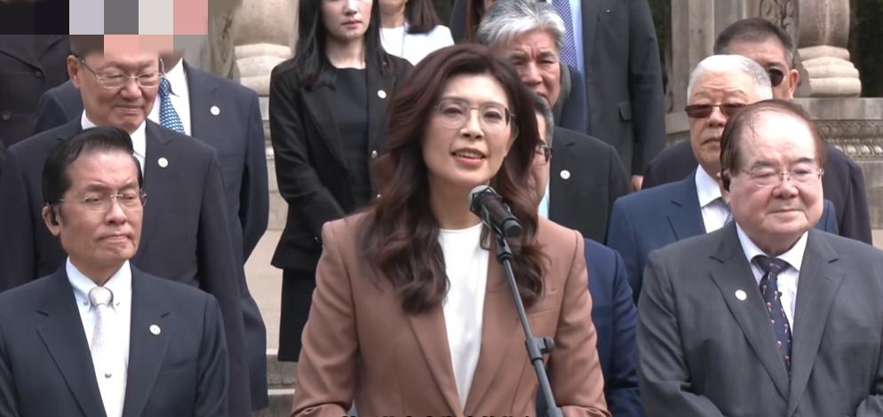 郑丽文今天在中山陵谒陵细节满满，她们一行人是攀登392个台阶达到祭堂的，祭拜结束