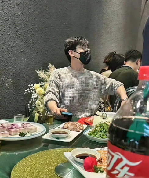 白敬亭带宋轶参加发小婚礼为啥穿得这么低调原因很简单不是摆架子，也不是怕抢风头