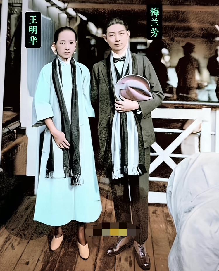 年轻时的梅兰芳到国外演出时与妻子王明华的一张留影