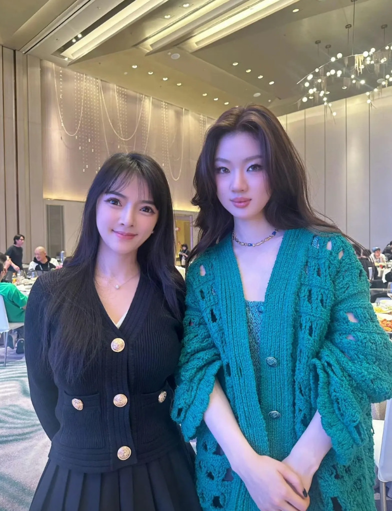 单依纯和路人合影，竟然有点输了这位穿黑衣服的小姐姐真的很漂亮呀，虽然个头略输
