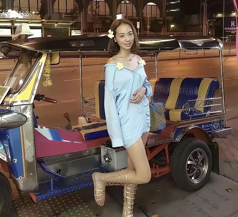 身材好，舞跳的好。再加上服装，化妆，灯光等，舞台上的形象当然好看。走下舞台，也就