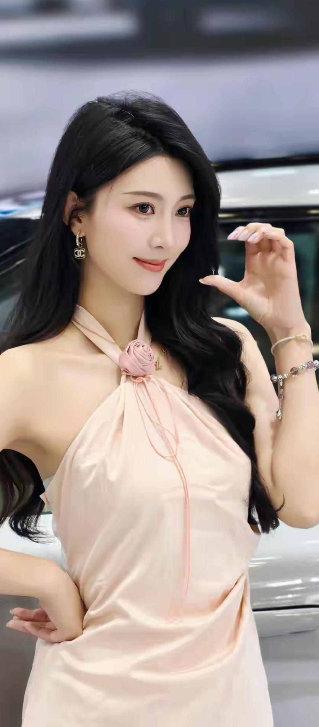 优雅车模，粉裙飘逸，车旁摆拍，尽显魅力！💃🏻🚗✨