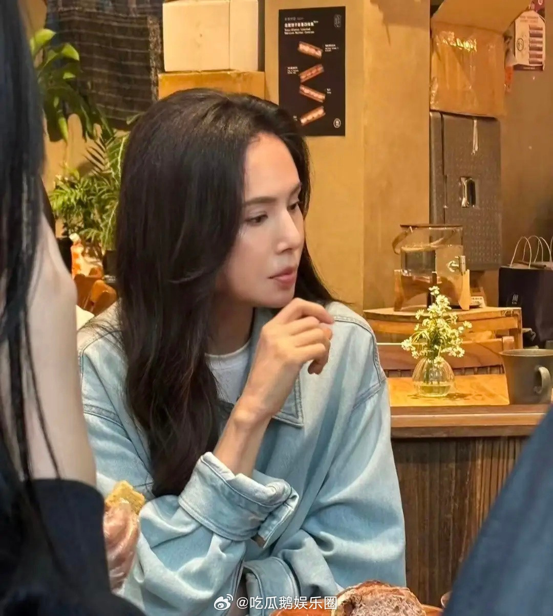 60岁李若彤在上海一家面包奶茶店被偶遇，她现实中真人看起来很年轻，穿衣打扮时尚，