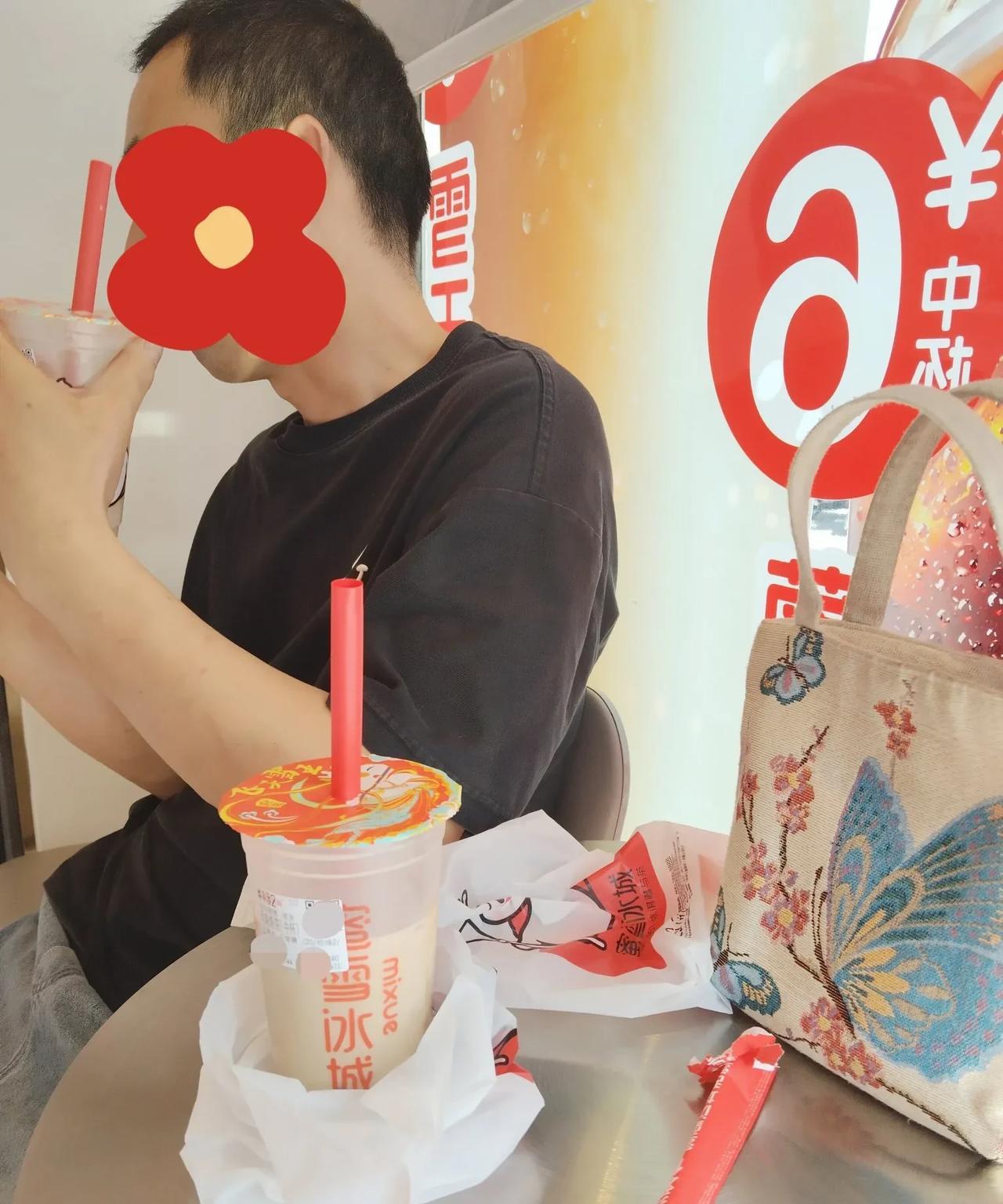 下午和老公出去有事，他说要请我去奶茶店喝杯奶茶。说实话，我都不好意思进去。这个时