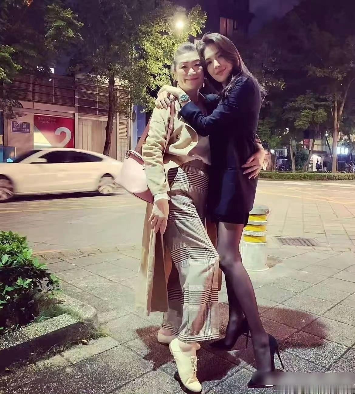 许玮甯是在单亲家庭长大，她爸爸在她没出生时就离开台湾了，她从小就跟着妈妈和外婆长