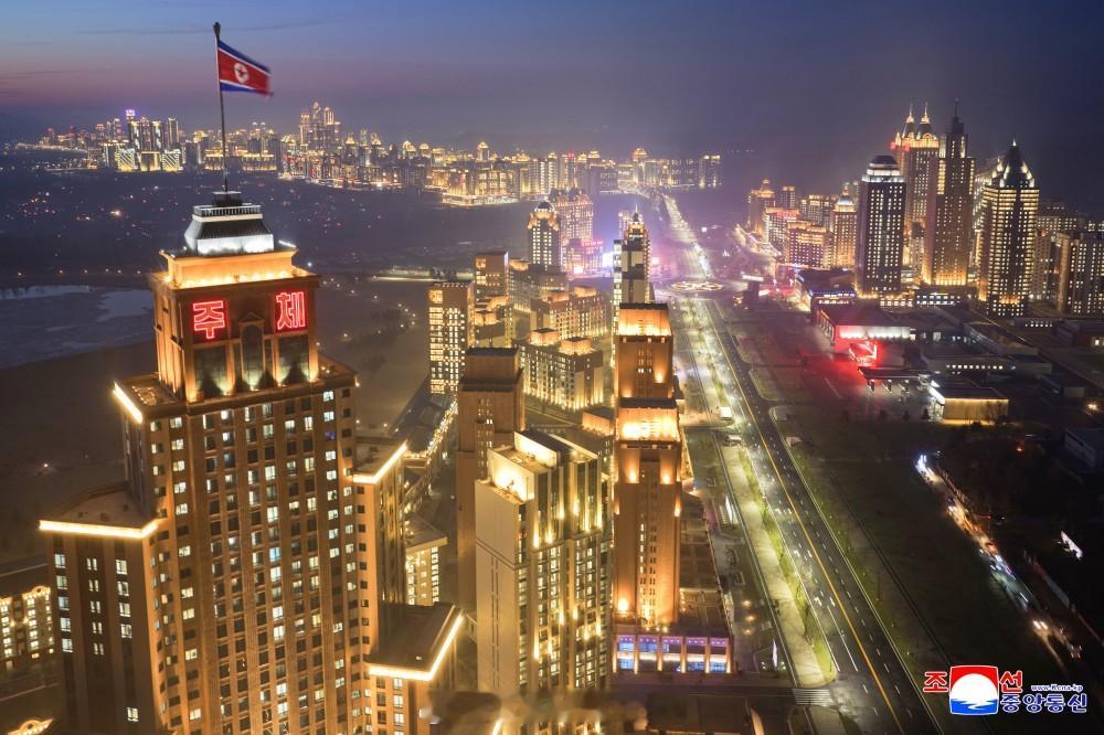 朝鲜劳动党第八次代表大会决定的平壤市五万套住宅建设目标超额完成【金正恩出席和盛地