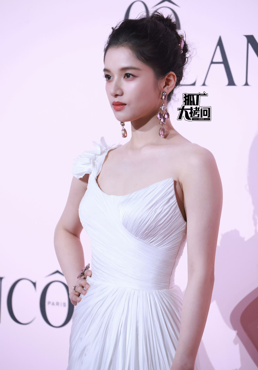 张婧仪今日活动生图，美到耳坠珠宝消失​​​