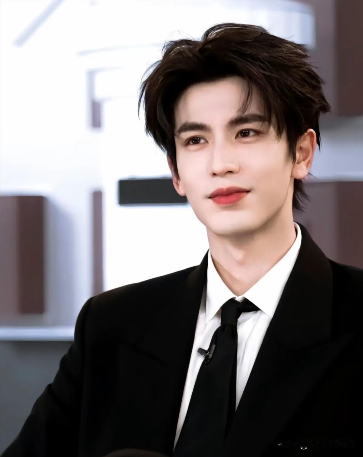 大家发现了吗司晓迪说了那么多男明星的事但里面从来没有张凌赫这其实挺正常的