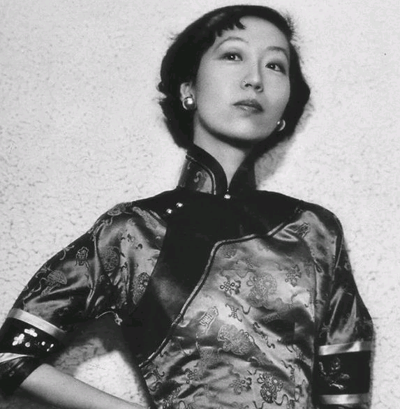 1995年，张爱玲在美国出租屋内去世，尸体一周后才被发现。她一丝不挂地躺在床上，