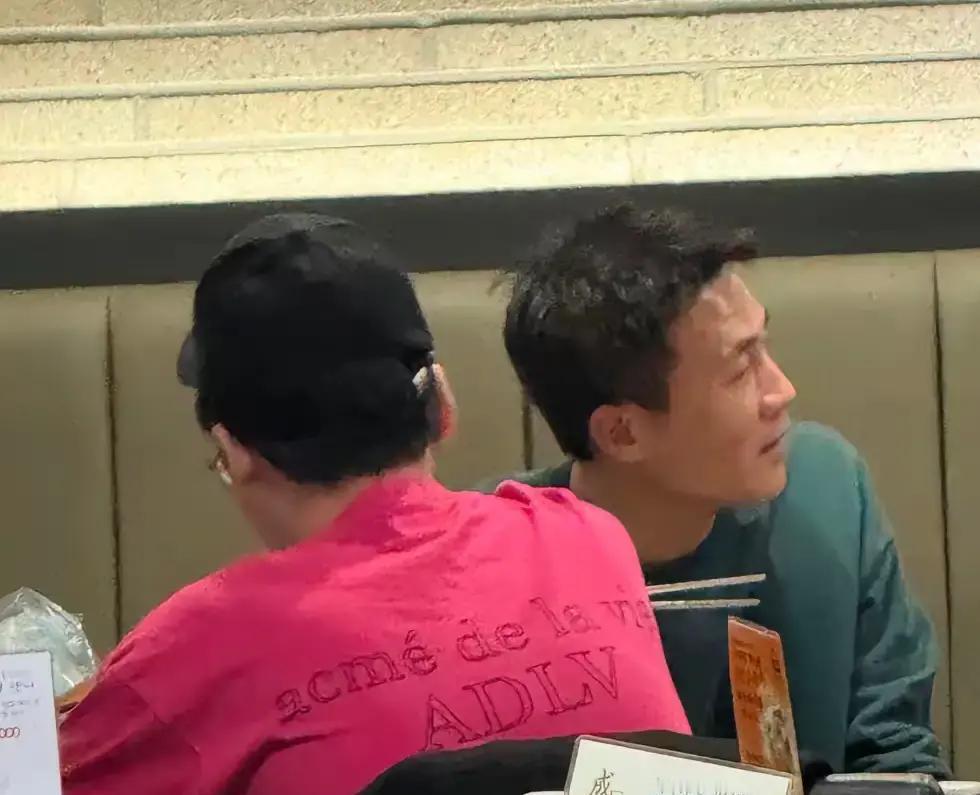 韩国街头，杜淳推着婴儿车，昔日霸总胡子拉碴，袖口油渍反光。这还是那个演惯了帝王