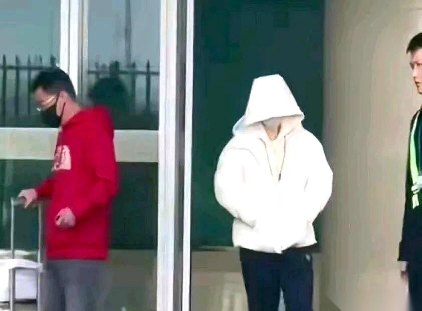 看到照片那一刻，没忍住，噗嗤一下就笑了。羽绒服的帽子，套着卫衣的帽子，这姑娘把