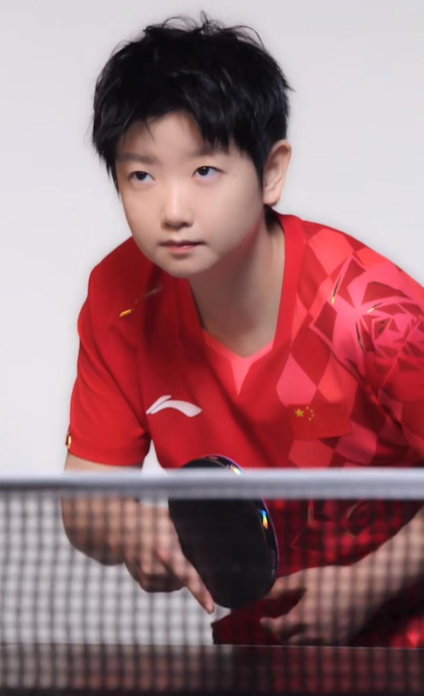 伦敦世乒赛孙颖莎全新队服，三个动作尽显飒爽。官网官宣了孙颖莎大赛全新队服，