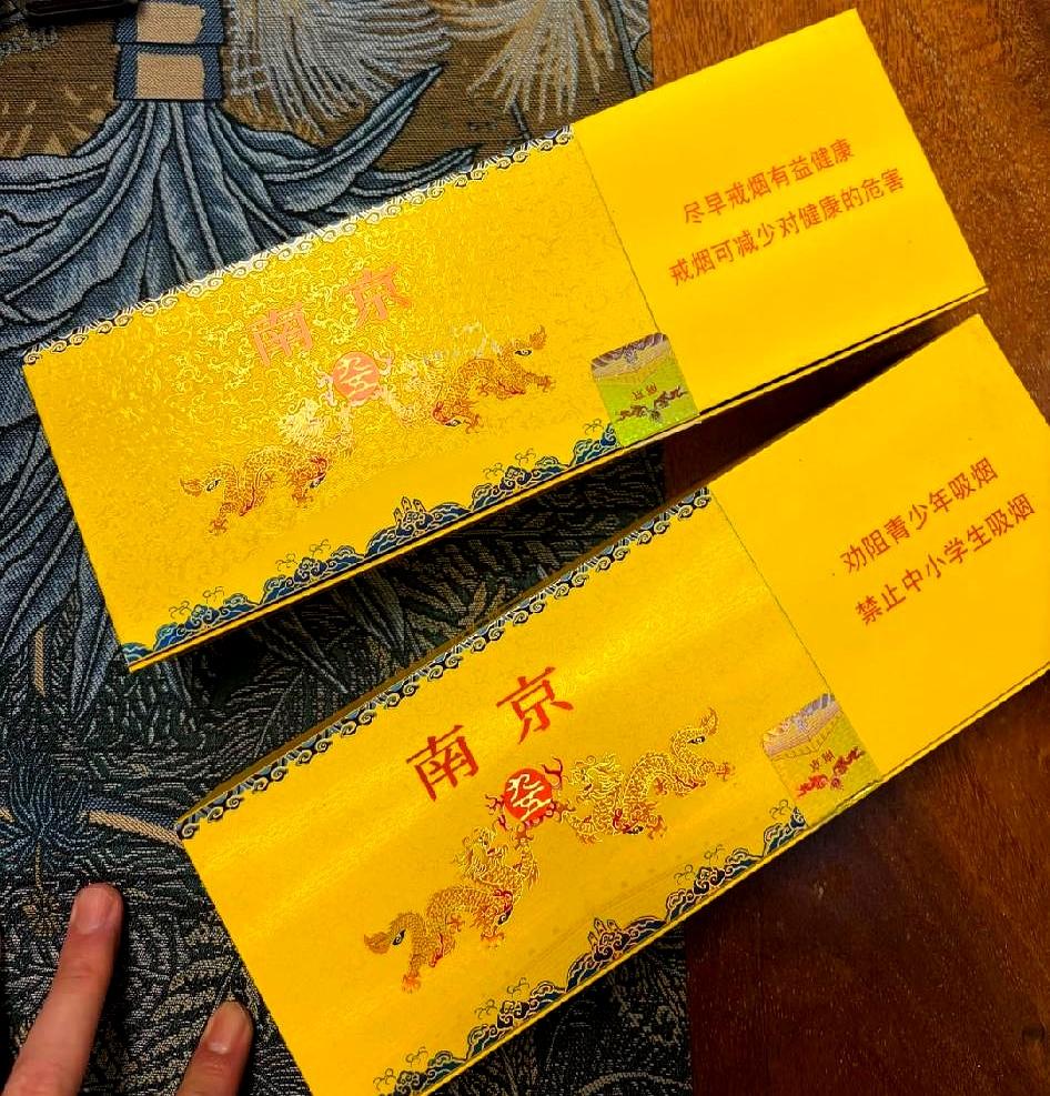 昨天妹妹的男朋友从江苏第一次上门，拎来两条烟给父亲。家里没人抽，今天被派去烟店