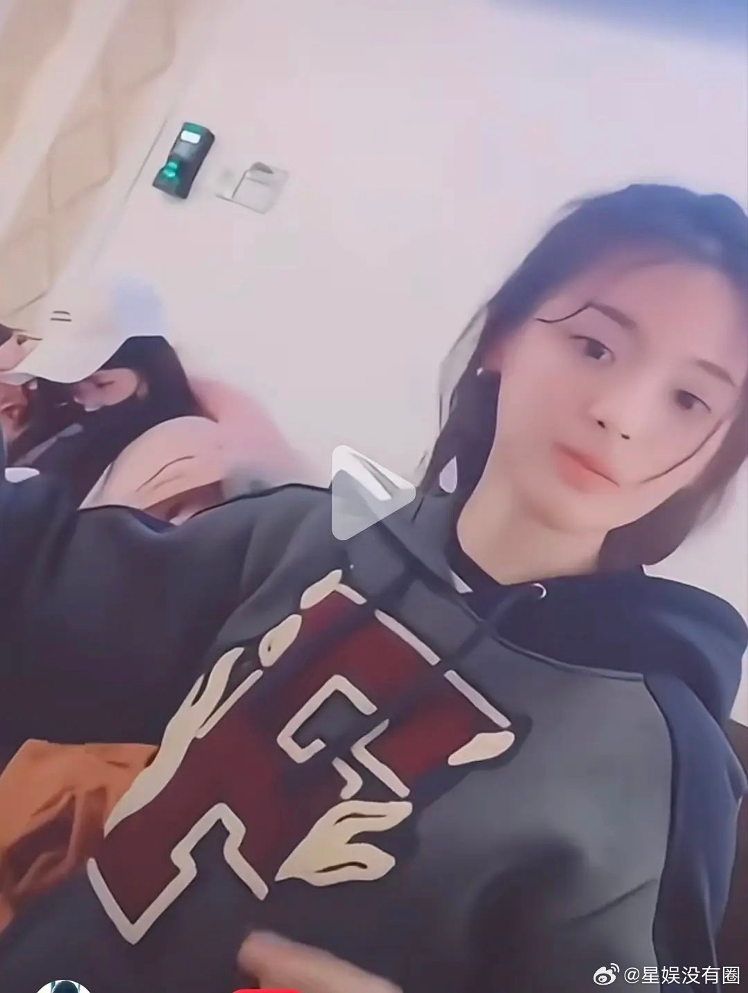 杨超越原来素人时期长这样还是说当了明星就多了滤镜呢？