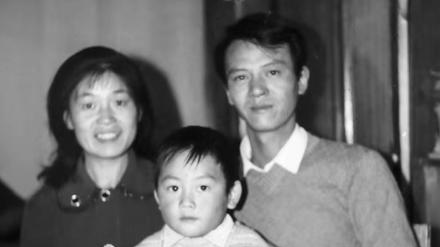 1979年，知青戴建国不顾家人的反对，硬娶痴傻的程玉风为妻。新婚夜，正当戴建国流