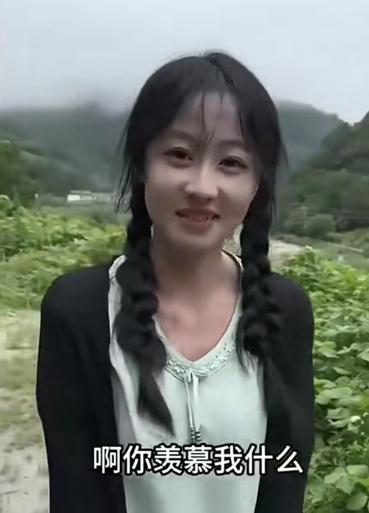 本来只想随口打趣，没想到她把我带回了家原本只是随口和美女聊上几句，带着一点