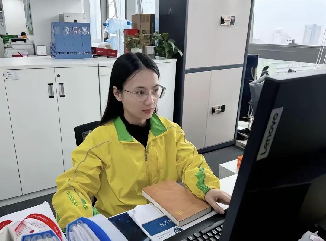 同事家女儿今年刚毕业，找了个上海事业单位，到手八千块。房租水电加一起就花掉三千五