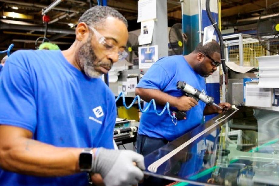 福耀在美已成明星，却被美媒泼脏水，到底谁慌了？2月10日，《华尔街日报》炒作