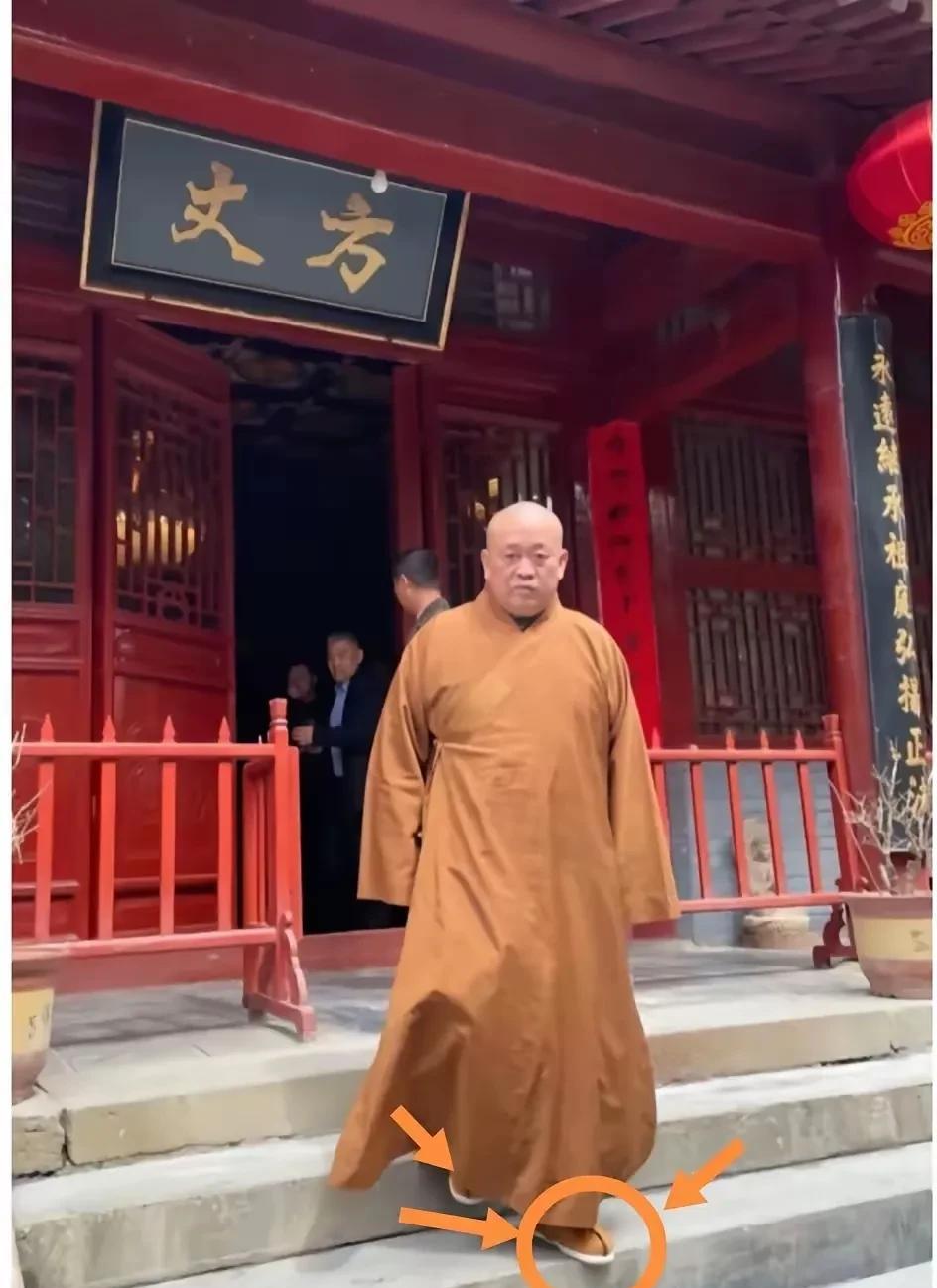 大和尚的特别定制版运动鞋。运动鞋是3D塑形，电脑做模，只有土豪级别的人才能穿上。