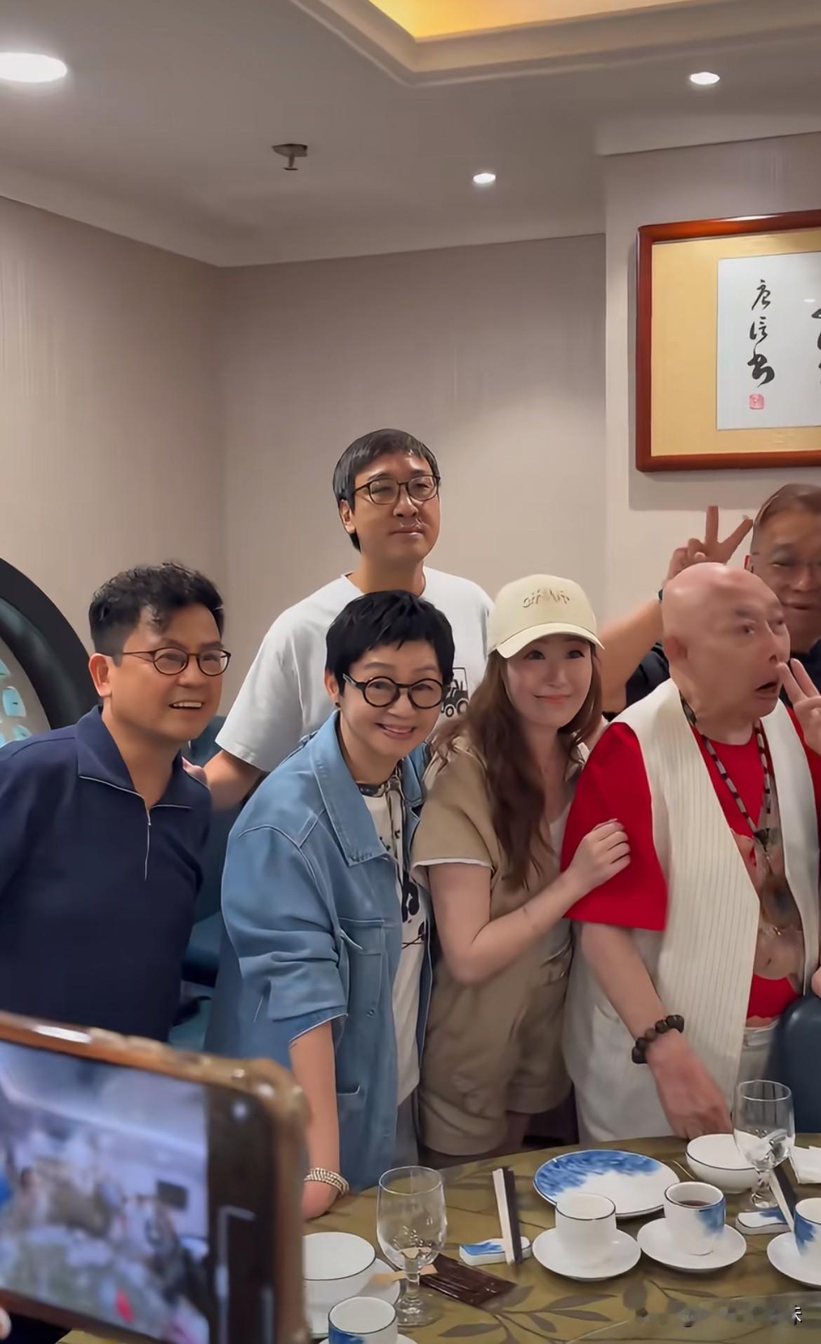 为了不给星爷留遗憾，所有人都来了！这么多老班底，李力持跟周生也不捧个场[抠鼻]