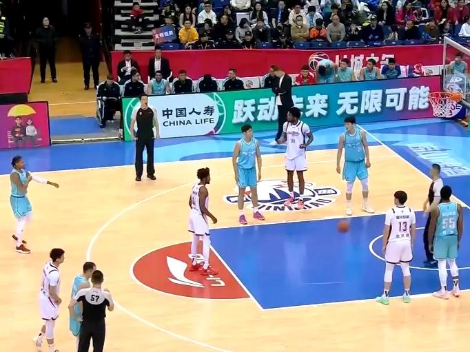 青岛终结浙江五连胜，不知浙江男篮放走刘维伟后悔了没？浙江男篮把丁伟送到总教练