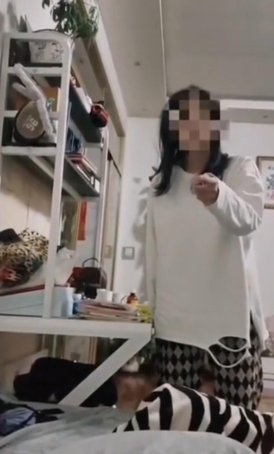 我妈坐在我家沙发上，拍着茶几跟我说：“你是大哥，家庭条件也比你弟好，他结婚彩礼差