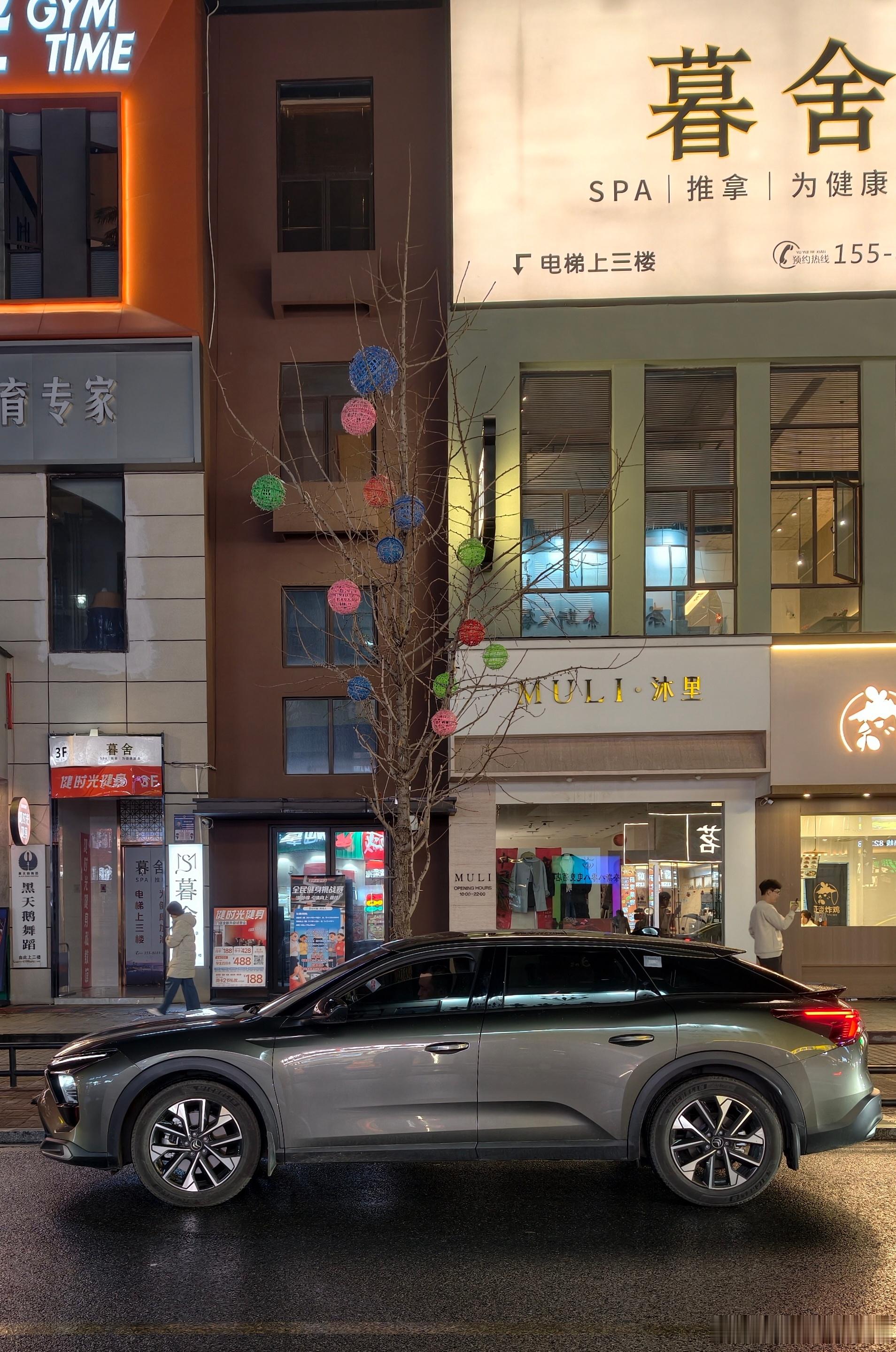 昨天在路上看到，猎装车/旅行车中，好看却又因为产品力一直被忽视的一台车，雪铁龙凡