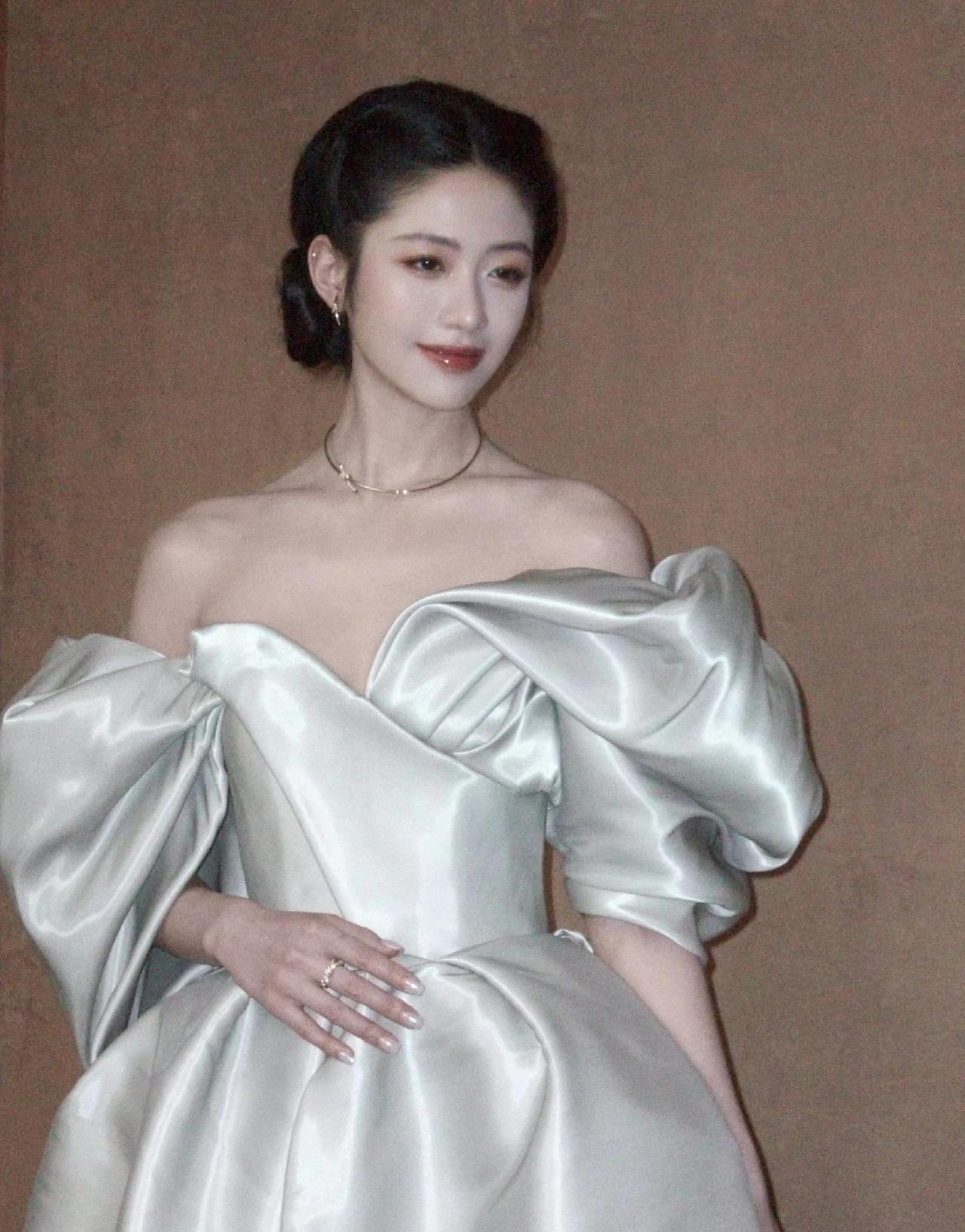 万万没想到，光鲜亮丽的向涵之居然是个小太妹。24岁的她居然被拍到在棋牌室抽烟，