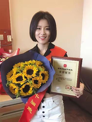 28岁女孩捐骨髓救陌生男孩，对方康复后一句话，让全网泪目2017年深秋。