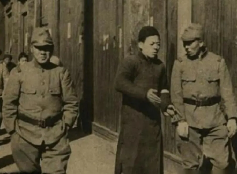 1944年，一名地下党被捕入狱，受刑时拒不招供，气急败坏的日军翻译上去就是一巴掌