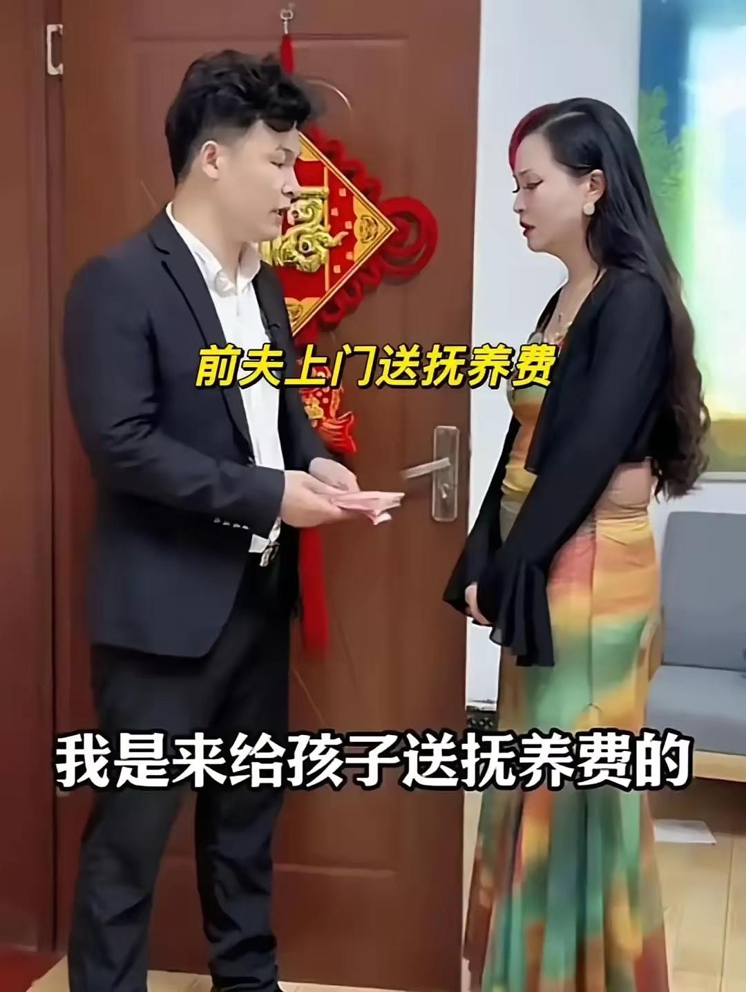 “泪目！某地一名男子上门给十岁女儿送抚养费，刚把信封放下转身要走，离婚三年的前妻