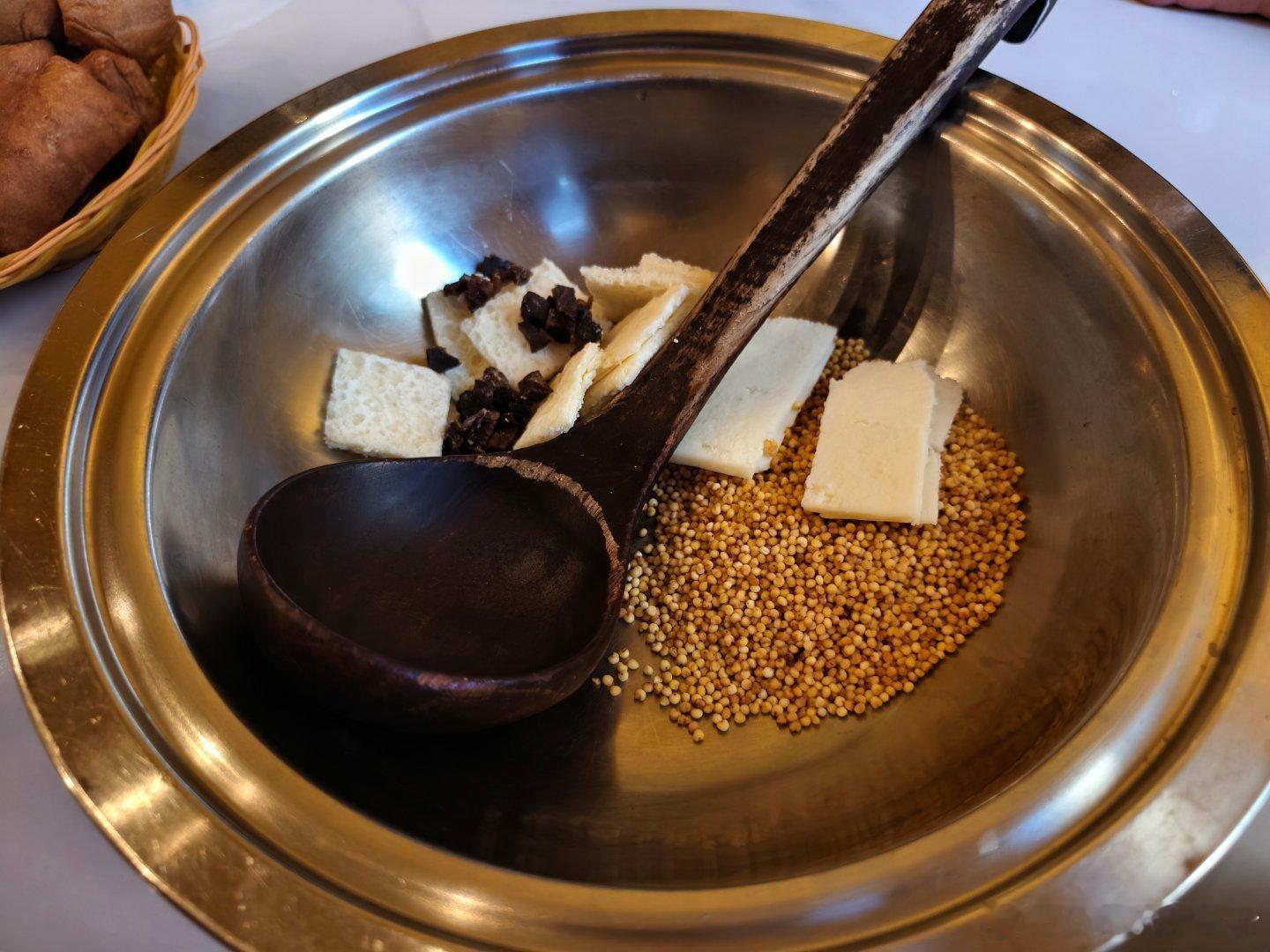 内蒙美食篇第一顿——蒙古奶茶咸香奶茶＋奶皮子牛羊肉炒米粿条就是一顿完整早餐
