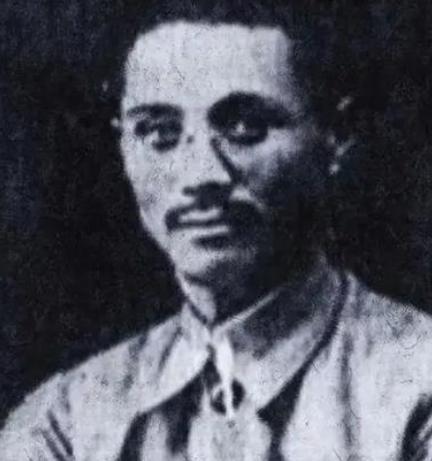 1923年，几个壮汉将一位女子按倒在地，粗暴地撕扯她的衣衫，千钧一发之际，王亚樵