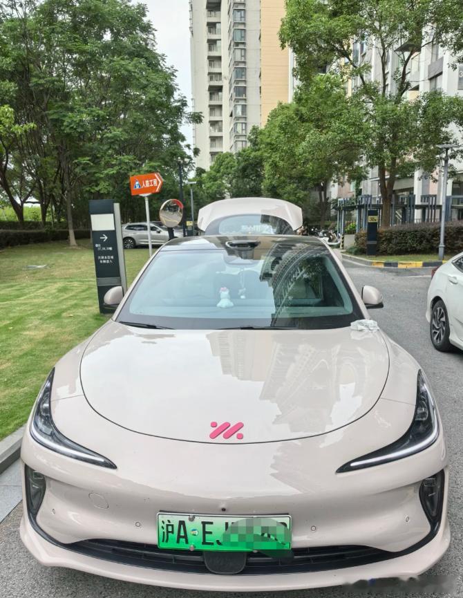 粉色LOGO，改的很有味道！[比心]​​​