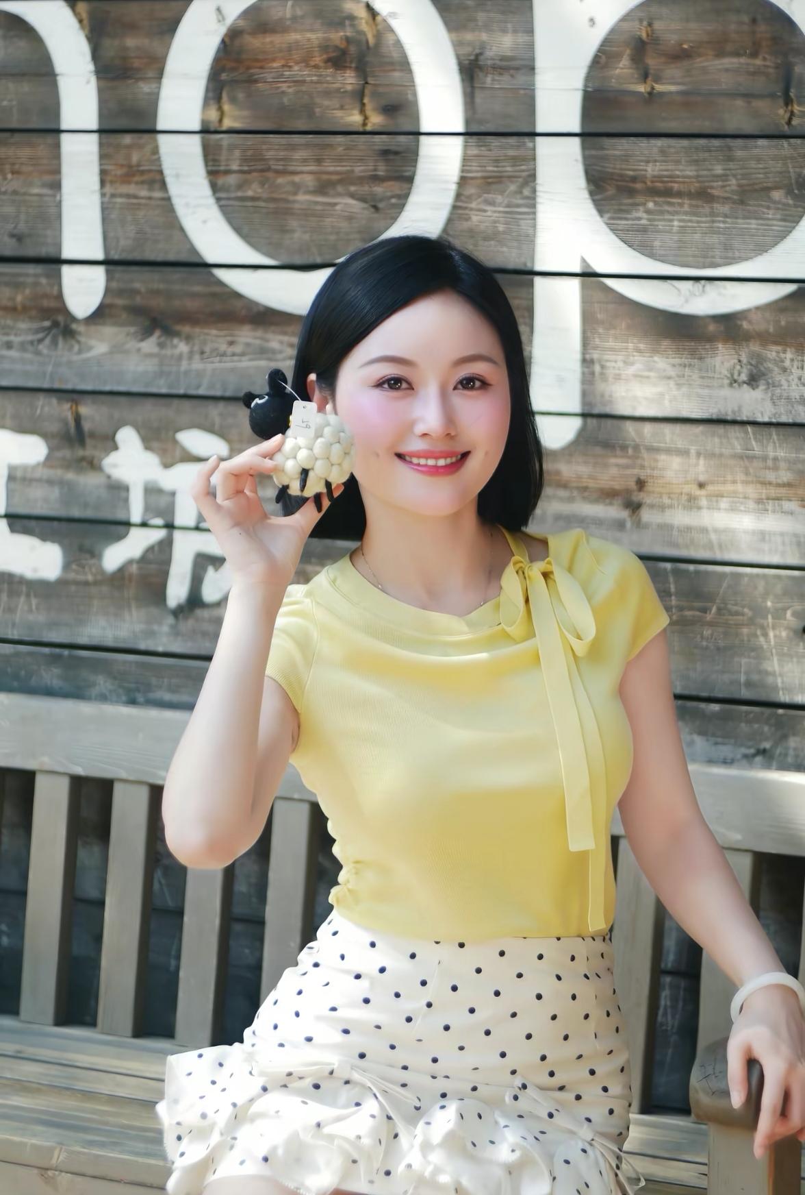 阳光明媚的午后，元气满满的少女与复古木墙的完美邂逅。