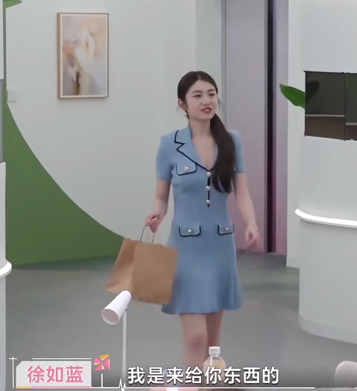 这是真喜欢啊，小焦收到蓝蓝的礼物嘴角都要翘上天了。太喜欢这一幕了。终于替小焦