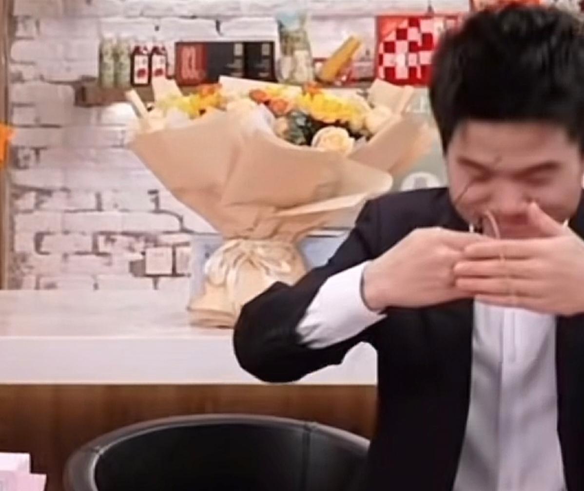 当董宇辉荣膺2025年亚太AEPAU35行业先锋领袖奖时，小孙成了老俞的“顾问