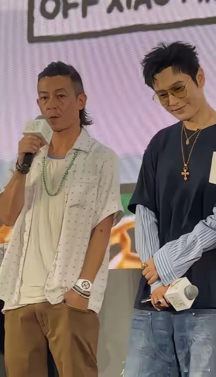 他俩到底谁帅呢？这是8月21日，陈冠希与黄晓明一同在上海参加MOJOFEST