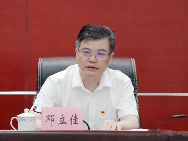 正厅邓立佳, 敛财数额特别巨大, 曾被通报泄露工作秘密、私德不修