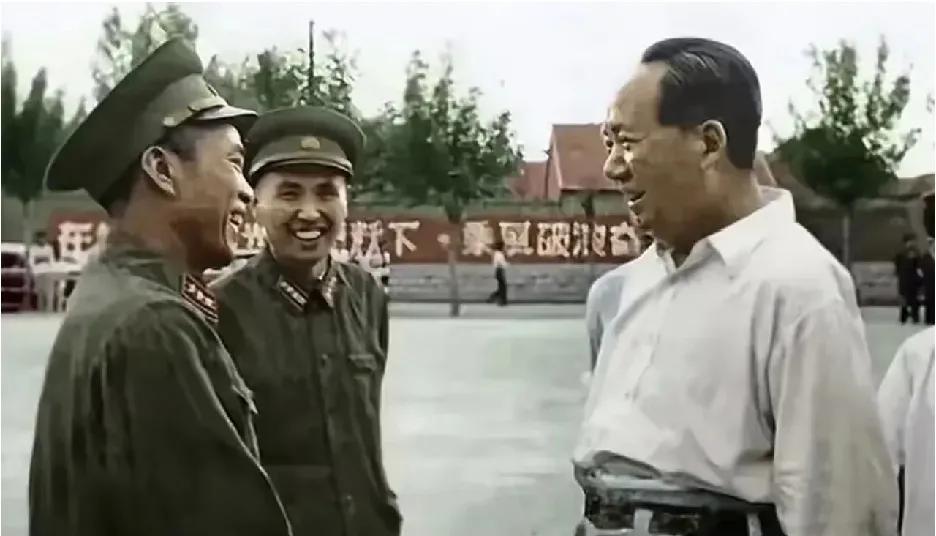 知道和伟人一起的这两位是谁吗？看得出三人相谈甚欢！