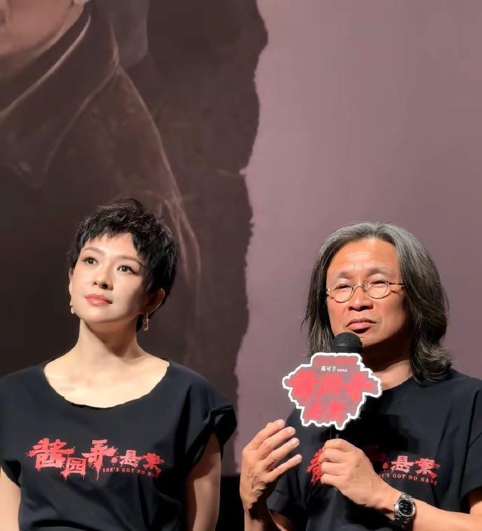 近日章子怡和梅婷还有杨幂一起在上海宣传新剧，三位美女搭配的都很时尚。章子怡上身