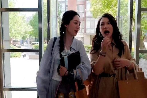 到郭碧婷那个采访片段真给我整笑了！谢依霖问她是不是经济自由了，结果人家张口就来