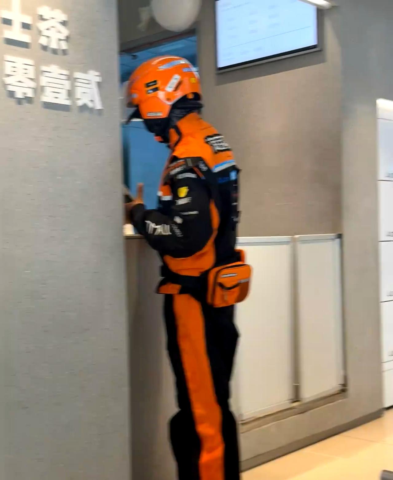 饿了么新工服，是自己自掏腰包买的吗？前两天一排电动车街上一眼就看到真的很扎眼