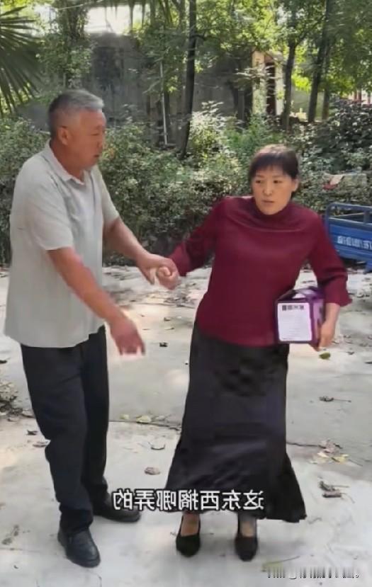 小故事！大飞他老爸拉刘二蛋，来找大飞说事，因为刘二蛋，她拿着不明不